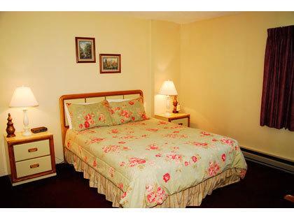 Silver Creek Lodge Snowshoe Room photo